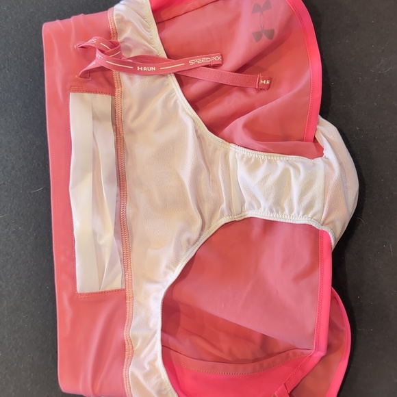 Never worn bright pink under armour running shorts sz small - Picture 4 of 7